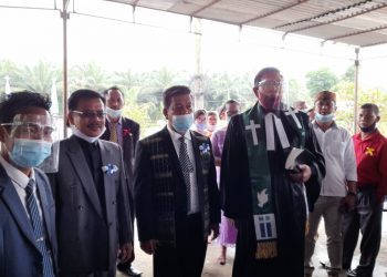 Diundang Jemaat HKI Bah Sampuran, RHS Diulosi dan Didoakan Ephorus (Emiretus) Pdt Langsung Sitorus