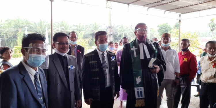 Diundang Jemaat HKI Bah Sampuran, RHS Diulosi dan Didoakan Ephorus (Emiretus) Pdt Langsung Sitorus