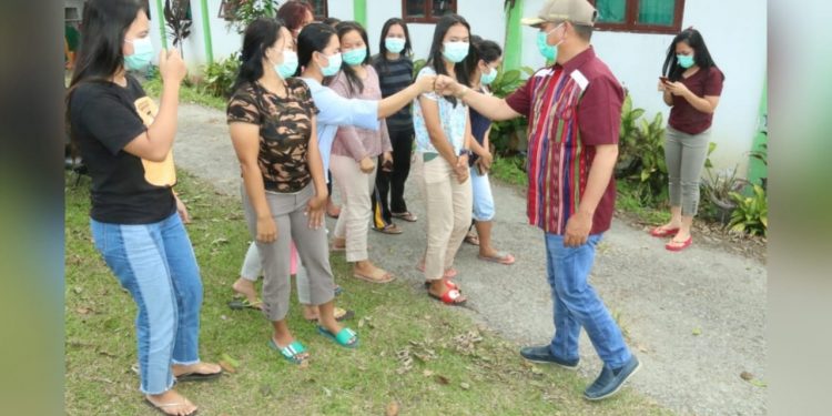 Bupati Taput Tinjau Gedung Akper dan Langsung Dibenahi untuk Isolasi Terpusat Bupati Taput Tinjau Gedung Akper dan Langsung Dibenahi untuk Isolasi Terpusat
