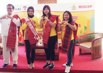 Dinobatkan Sebagai Duta Ayo Olahraga Laudya Cynthia Bella  Pakai Ulos