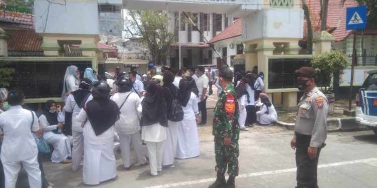 Jajaran Kodim 0208/Asahan Melalui Babinsa Koramil 09/Tanjung Balai Melaksanakan PAM Unjuk Rasa Jajaran Kodim 0208/Asahan Melalui Babinsa Koramil 09/Tanjung Balai Melaksanakan PAM Unjuk Rasa