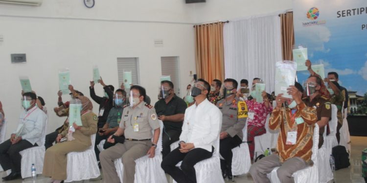 Walikota Siantar Ikuti Kegiatan Penyerahan Sertifikat Tanah oleh Presiden Jokowi secara Virtual Walikota Siantar Ikuti Kegiatan Penyerahan Sertifikat Tanah oleh Presiden Jokowi secara Virtual
