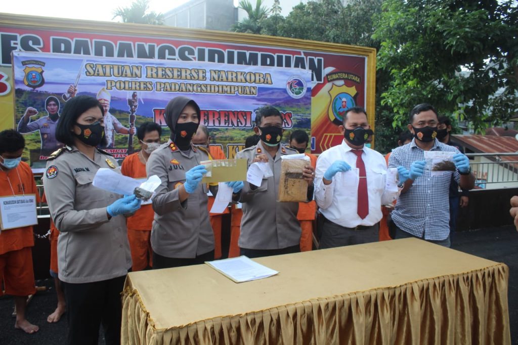 8 Tersangka dari 7 TKP Diciduk, AKBP Juliani Prihartini Komitmen Ubah Kampung Narkoba jadi Kampung Bersinar