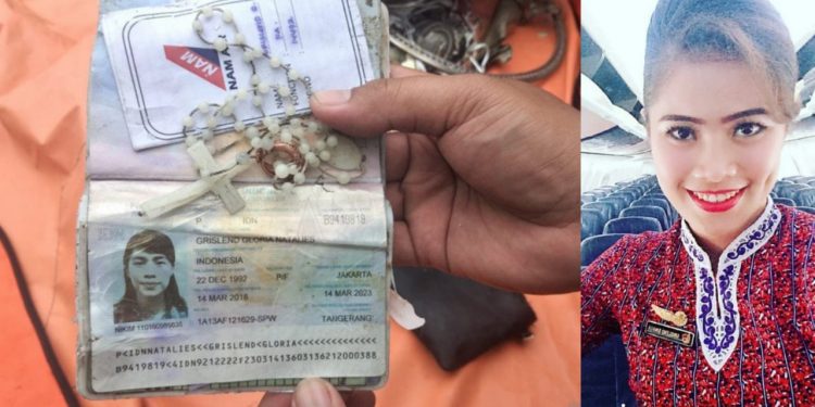 Kalung Rosario bersama Paspor Grislend Gloria Natalies Sinaga, Pramugari Korban Pesawat SJ 182 Ditemukan Penyelam Kopaska Kalung Rosario bersama Paspor Grislend Gloria Natalies Sinaga, Pramugari Korban Pesawat SJ 182 Ditemukan Penyelam Kopaska