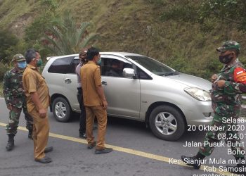 Perangkat Desa Aek Sipitudai bersama TNI/Polri Razia Masker di Jalan Pusuk Buhit Simpang 3 Limbong