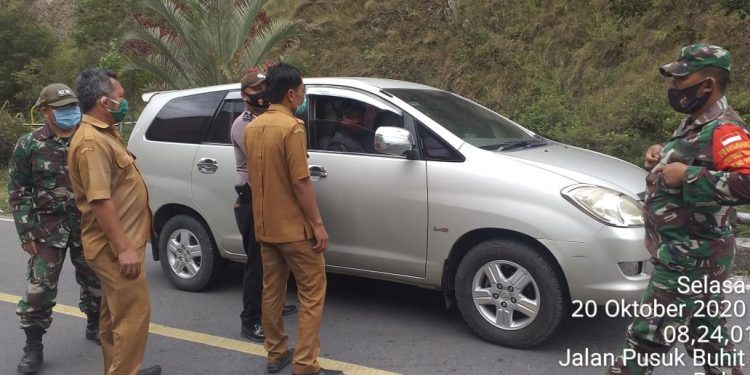 Perangkat Desa Aek Sipitudai bersama TNI/Polri Razia Masker di Jalan Pusuk Buhit Simpang 3 Limbong