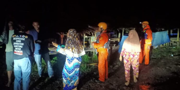 11 Orang Sekeluarga Terjebak di Atas Batu di Tengah Banjir Sungai, 4 Anak-anak