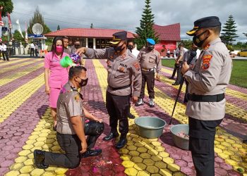 Kapolres Pimpin Upacara Korps Raport Kenaikan Pangkat Anggota Polres Humbahas