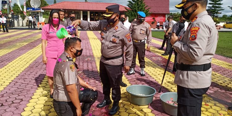 Kapolres Pimpin Upacara Korps Raport Kenaikan Pangkat Anggota Polres Humbahas