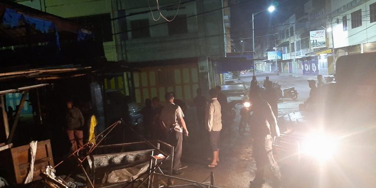 Lapak Jualan Pakaian Bekas Melda Sirait di Depan Pasar Horas Terbakar