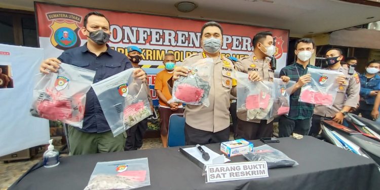 Fitri Yanti, Driver Ojek Online Tewas Digorok Fery Pasaribu, Suami Sirinya