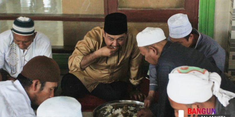 Usai Sholat Jumat di Saribudolok, Hasim Makan Bersama dalam Satu Nampan
