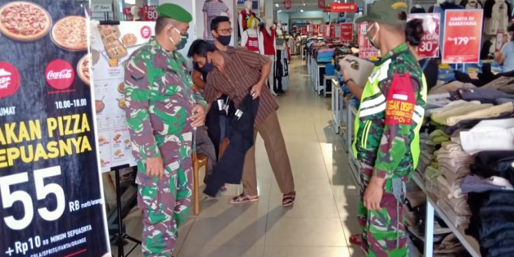 Setiap Hari Personel Kodim 0207/Simalungun Di Siagakan Laksanakan Penegakan Disiplin Protokol Kesehatan Di Siantar Plaza