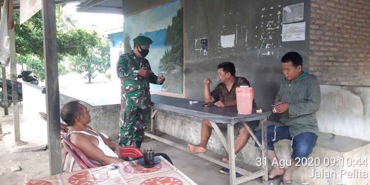 Personel Jajaran Kodim 0208/Asahan Tegur Warga Yang Langgar Protokol Kesehatan Di Pajak Delima Personel Jajaran Kodim 0208/Asahan Tegur Warga Yang Langgar Protokol Kesehatan Di Pajak Delima