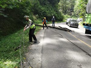 Tiang Listrik Tumbang Timpa Mobil di Jalan Siantar-Parapat