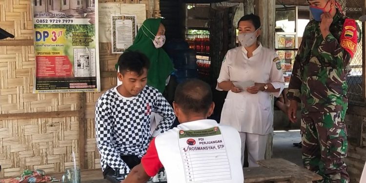 Berikan Himbau Warga Yang Sedang Nongkrong Untuk Memakai Masker Oleh Personel Jajaran Kodim 0208/Asahan Berikan Himbau Warga Yang Sedang Nongkrong Untuk Memakai Masker Oleh Personel Jajaran Kodim 0208/Asahan