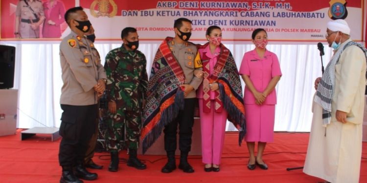 Kapolres dan Ketua Bhayangkari Labuhanbatu Bantu Pembangunan Masjid dan Anggota yang Sakit di Polsek Marbau Kapolres dan Ketua Bhayangkari Labuhanbatu Bantu Pembangunan Masjid dan Anggota yang Sakit di Polsek Marbau