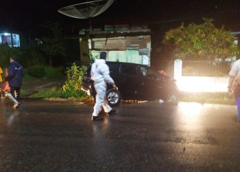 Brak! Mobil Datsun Go Tabrak Tiang Listrik dan Rumah Warga di Jalan Melanthon Siregar