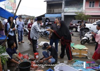 Bang Hasim Masuk Pasar Becek dan Bau demi Temui Ibu-ibu Pedagang dan Pembeli