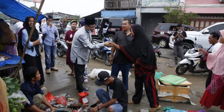 Bang Hasim Masuk Pasar Becek dan Bau demi Temui Ibu-ibu Pedagang dan Pembeli