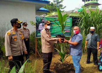Kapolres Madina Tanam Pohon Kelapa Hybrida dan Tabur Ikan di Kampung Tangguh