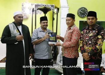 Hadiri Maulid di Bandar Sawah, Hasim Serahkan Buku 'Tempat Terpuji' ke Masjid Al Mukhlisin