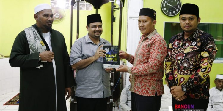 Hadiri Maulid di Bandar Sawah, Hasim Serahkan Buku 'Tempat Terpuji' ke Masjid Al Mukhlisin Hadiri Maulid di Bandar Sawah, Hasim Serahkan Buku 'Tempat Terpuji' ke Masjid Al Mukhlisin