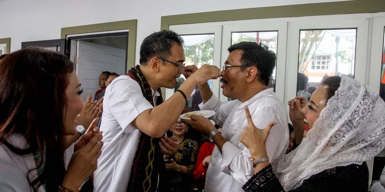 Kue Tarnya Lebih Banyak Untuk Sihar Kue Tarnya Lebih Banyak Untuk Sihar