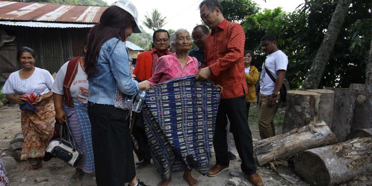 Temui Nenek Saulina, yang Divonis Bersalah Karena Tebang Pohon Durian. Sihar Sitorus: Belajarlah dari Keindahan Danau Toba Temui Nenek Saulina, yang Divonis Bersalah Karena Tebang Pohon Durian. Sihar Sitorus: Belajarlah dari Keindahan Danau Toba