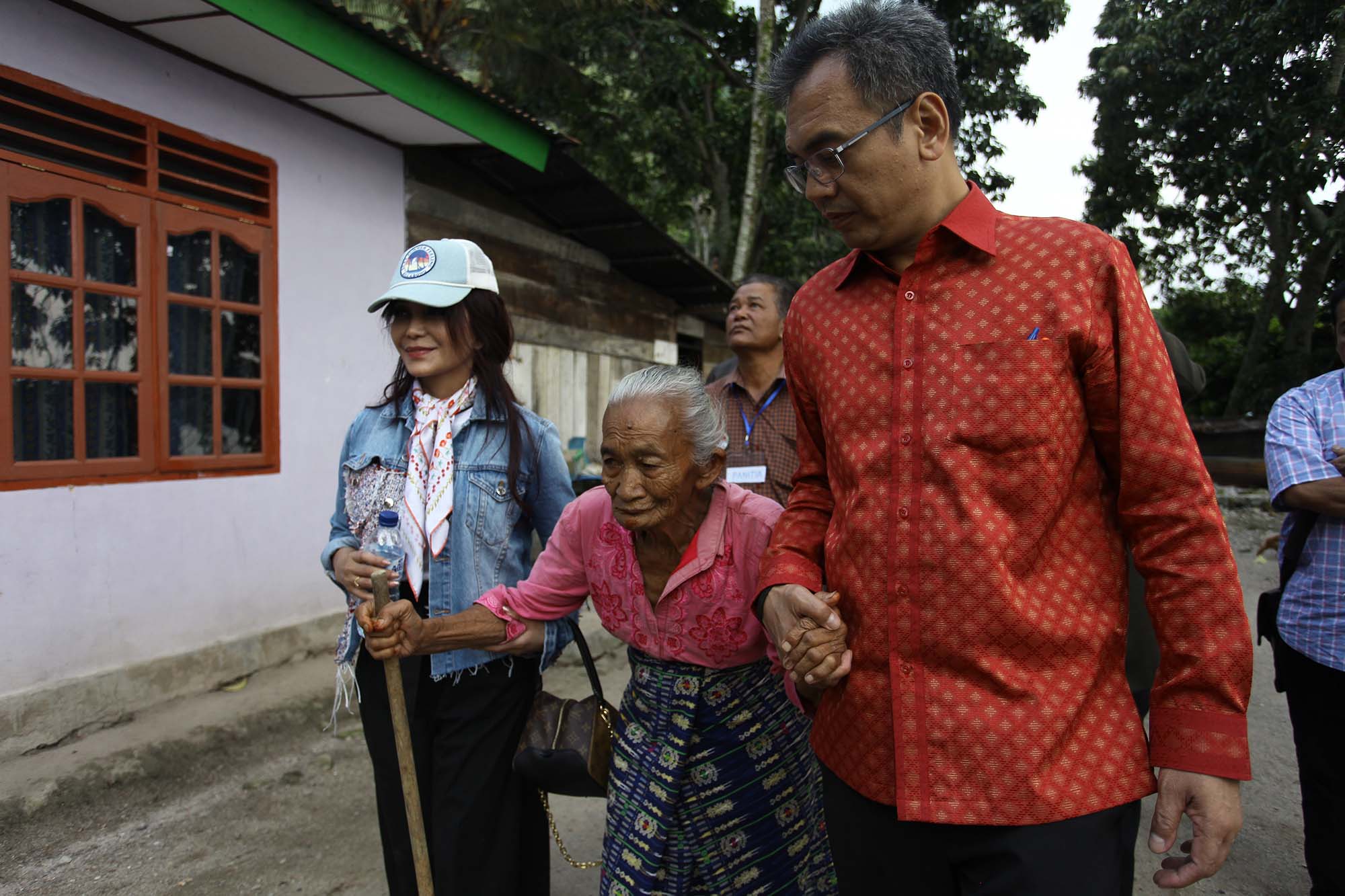 Temui Nenek Saulina, yang Divonis Bersalah Karena Tebang Pohon Durian. Sihar Sitorus: Belajarlah dari Keindahan Danau Toba Temui Nenek Saulina, yang Divonis Bersalah Karena Tebang Pohon Durian. Sihar Sitorus: Belajarlah dari Keindahan Danau Toba