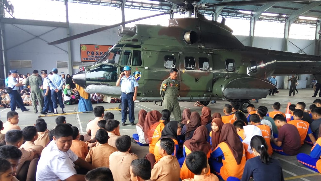 Ribuan Siswa Serbu Hanggar Lanud Soewondo Medan