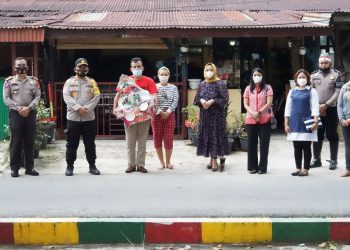 Kapolres bersama Ketua Bhayangkari Simalungun Bagikan Parcel Natal di Aspol
