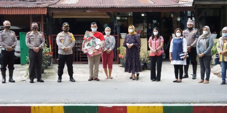 Kapolres bersama Ketua Bhayangkari Simalungun Bagikan Parcel Natal di Aspol Kapolres bersama Ketua Bhayangkari Simalungun Bagikan Parcel Natal di Aspol