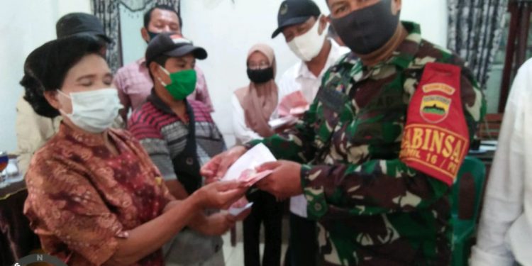 Personel Kodim 0208/Asahan Pantau Pembagian BLT-DD di Desa Orika Personel Kodim 0208/Asahan Pantau Pembagian BLT-DD di Desa Orika