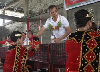 Maria Zalukhu Bangga Persembahkan Tarian dan Sirih kepada Sihar Sitorus