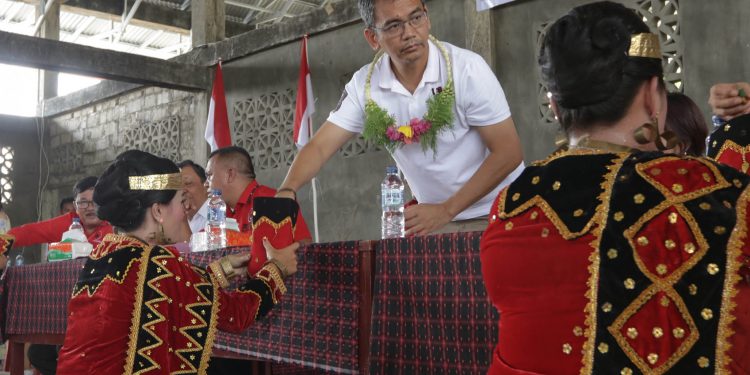 Maria Zalukhu Bangga Persembahkan Tarian dan Sirih kepada Sihar Sitorus Maria Zalukhu Bangga Persembahkan Tarian dan Sirih kepada Sihar Sitorus