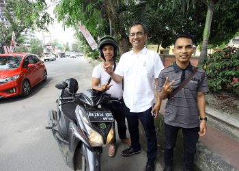   Usai Salat Jumat Warga Hampiri Sihar, Doakan Djoss Sukses Debat Kedua
