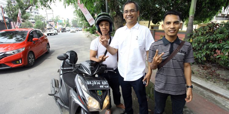 Usai Salat Jumat Warga Hampiri Sihar, Doakan Djoss Sukses Debat Kedua Usai Salat Jumat Warga Hampiri Sihar, Doakan Djoss Sukses Debat Kedua