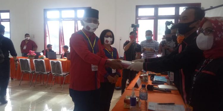 H Anton Saragih dan Rospita Sitorus Mendaftar ke KPUD Simalungun H Anton Saragih dan Rospita Sitorus Mendaftar ke KPUD Simalungun