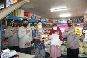 Kapolres dan Sekretaris Gugus Tugas Kota Pematangsiantar Beri Penghargaan kepada Karyawan Toko Buah Harum Manis