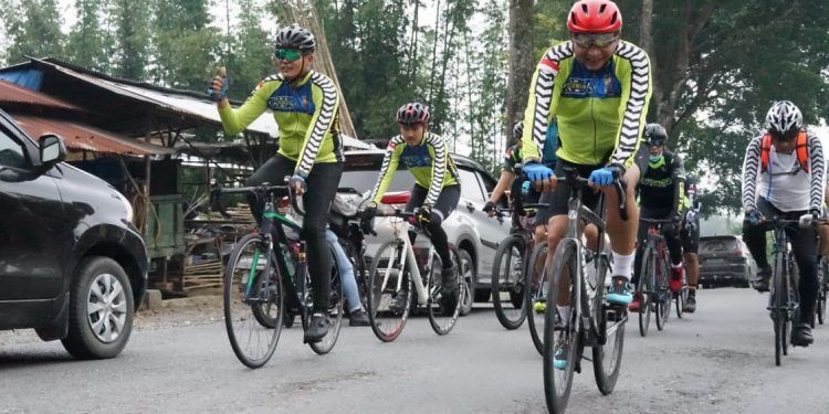 Kapoldasu Bersama PJU Diikuti Kapolres Simalungun Patroli Bersepeda ke Danau Toba Kapoldasu Bersama PJU Diikuti Kapolres Simalungun Patroli Bersepeda ke Danau Toba
