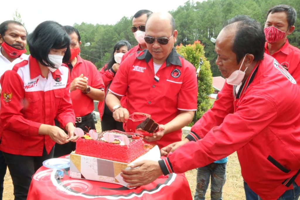 HUT ke-48 PDI-P, Bupati Taput Tanam 2500 Pohon di Area Salib Kasih