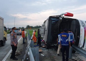 Bus Putra Pelangi Terbalik di Jalan Tol, Satu Orang Tewas dan Belasan Luka-luka