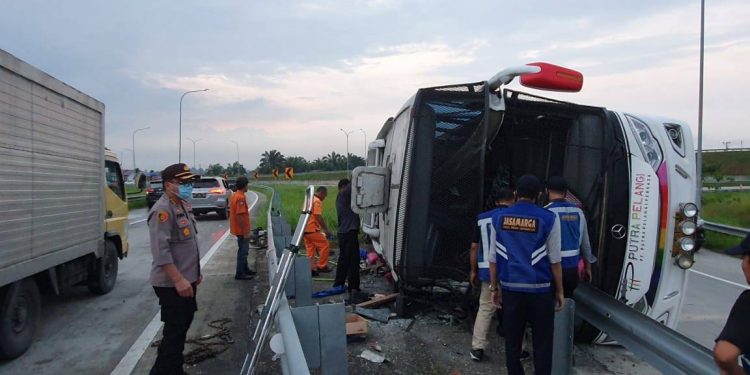 Bus Putra Pelangi Terbalik di Jalan Tol, Satu Orang Tewas dan Belasan Luka-luka