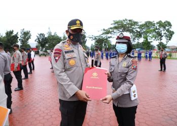 Luka-luka Saat Pam Demo Omnibus Law, 28 Personil Polda Sumut Dapat Penghargaan Dari Kapolda Sumut