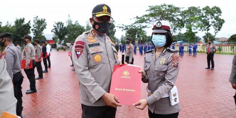 Luka-luka Saat Pam Demo Omnibus Law, 28 Personil Polda Sumut Dapat Penghargaan Dari Kapolda Sumut Luka-luka Saat Pam Demo Omnibus Law, 28 Personil Polda Sumut Dapat Penghargaan Dari Kapolda Sumut