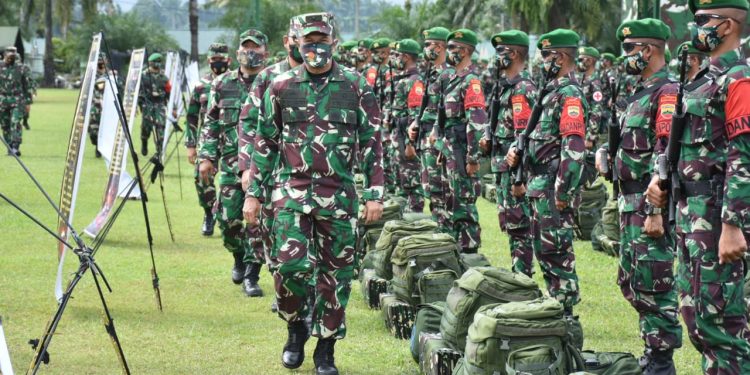 Tim Mabes TNI dan Kasdam I/BB Periksa Kesiapan Pasukan Yonif 122 Tombak Sakti ke Perbatasan RI-Papua New Guinea Tim Mabes TNI dan Kasdam I/BB Periksa Kesiapan Pasukan Yonif 122 Tombak Sakti ke Perbatasan RI-Papua New Guinea