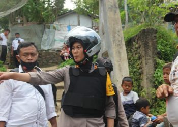 AKBP Juliani Prihartini Grebek Kampung Narkoba di Padangsidimpuan AKBP Juliani Prihartini Grebek Kampung Narkoba di Padangsidimpuan