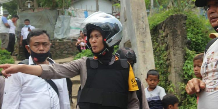 AKBP Juliani Prihartini Grebek Kampung Narkoba di Padangsidimpuan AKBP Juliani Prihartini Grebek Kampung Narkoba di Padangsidimpuan
