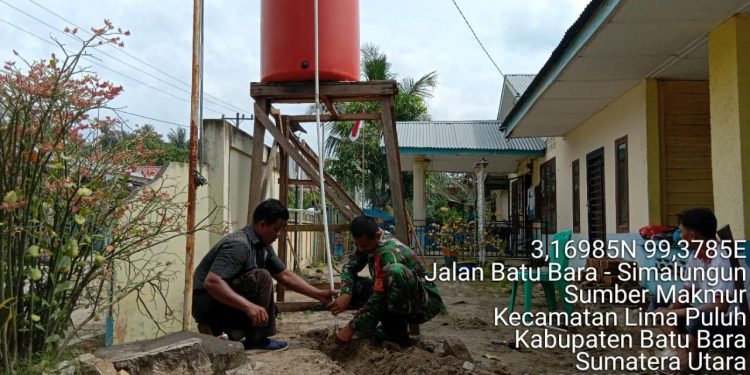 Bantu Aparatur Desa Membuat Tempat Cuci Tangan Umum Oleh Personel Jajaran Kodim 0208/Asahan Bantu Aparatur Desa Membuat Tempat Cuci Tangan Umum Oleh Personel Jajaran Kodim 0208/Asahan